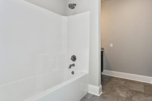 Heritage 2734 Floor Plan Bathroom 2 Tub-Shower